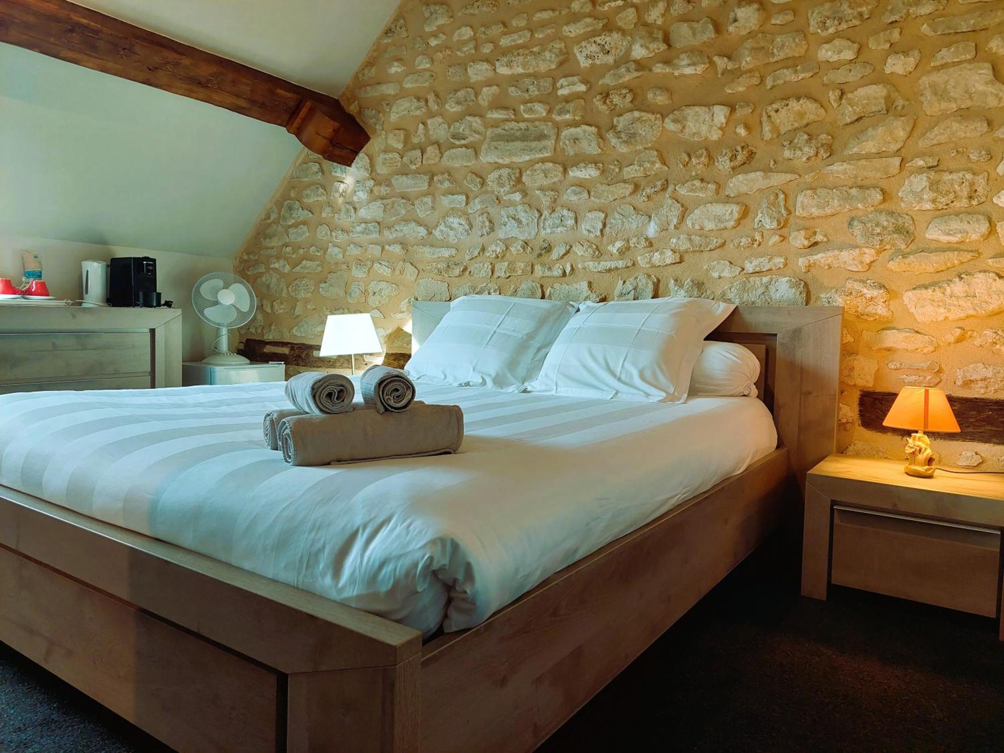 Domaine De La Haie Des Granges Menilles Экстерьер фото